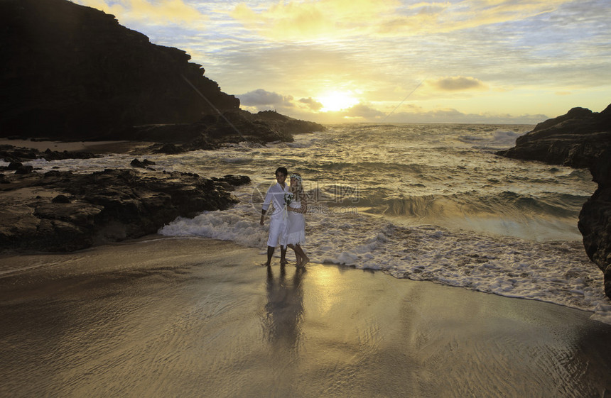 夏威夷永生海滩日出时年轻混合新图片