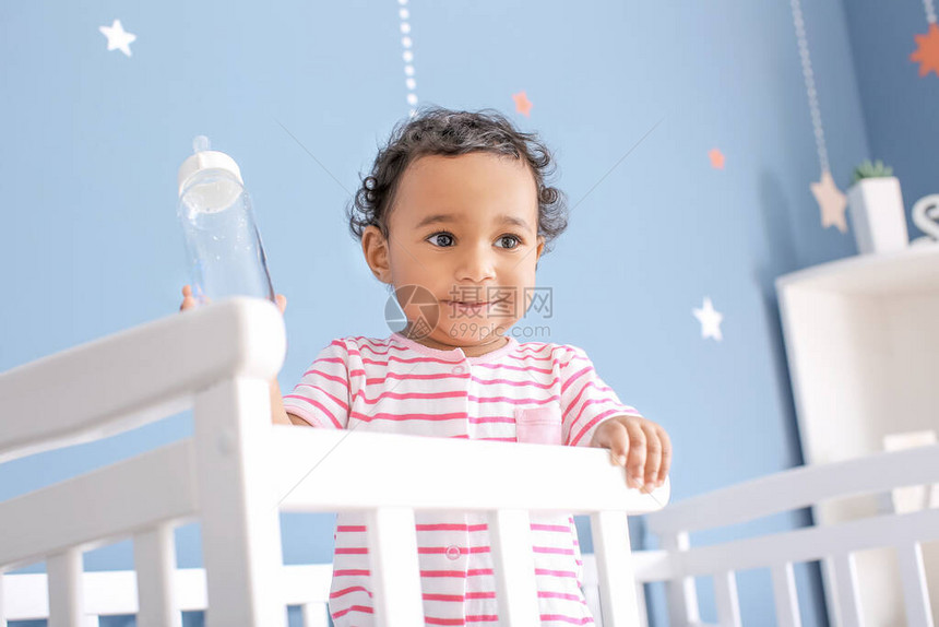 可爱的非裔美国人婴儿在摇图片