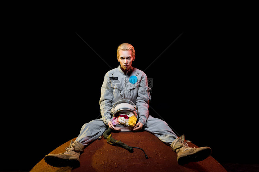 身穿太空服戴头盔的鲜花坐在行星上的有吸引力图片
