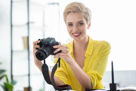女摄影师在照片专场的桌子上拍背景图片
