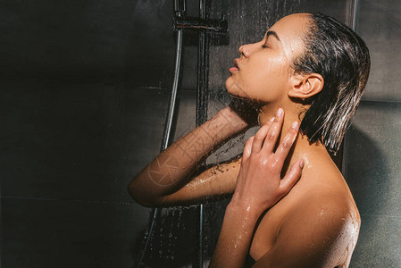 有吸引力的非洲女孩淋浴时图片