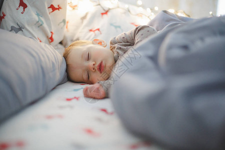 可爱的女婴睡在床上的肖像图片