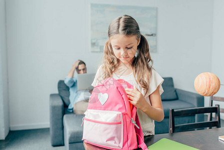 可爱的小女孩准备上学的背包图片