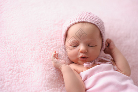 一个咕叫的两周大的新生女婴的画像图片