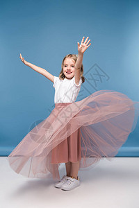 穿粉红裙子的可爱小女孩图片