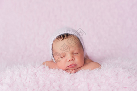 鹤唳九天九天大的睡梦中新生女婴的肖像背景