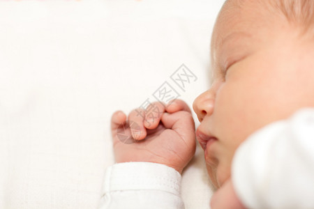 关紧新出生的婴儿睡在信息图片