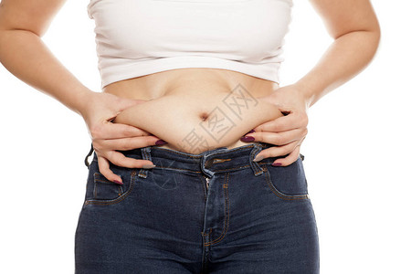 女人捏着肚子上的脂肪堆积图片