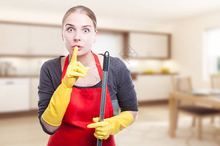 女清洁工在家中举拖把时图片