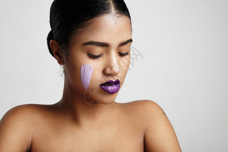 乳霜在脸颊和紫色嘴唇图片