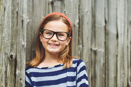 一个戴眼镜的可爱小女孩的户外肖像9岁图片