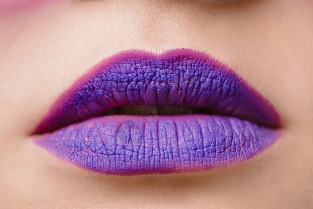 女紫色嘴唇的裁剪图像图片