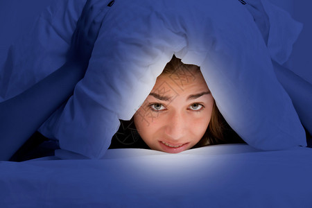 女人头上戴枕头不想下床在黑暗的房间图片
