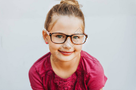 戴眼镜的可爱小女孩户外肖像图片