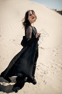 沙漠中的黑衣少女图片