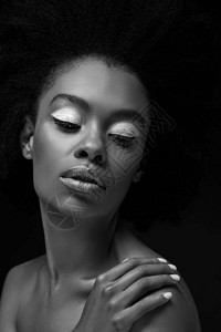 美籍黑人女在黑衣黑色和白色背景图片
