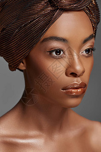 身披头巾肩膀裸露的非洲女肖像图片
