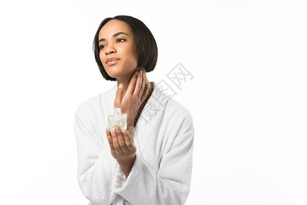 非洲美籍女将香水用在脖子上孤立图片