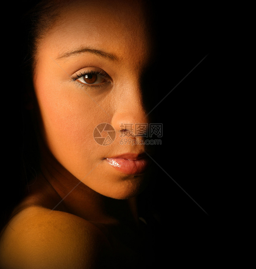 黑暗的影将美丽的非裔美女孩的光亮图片