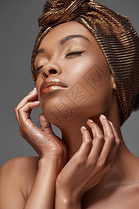 时尚的美籍非洲妇女肖像头罩着头部肩膀图片