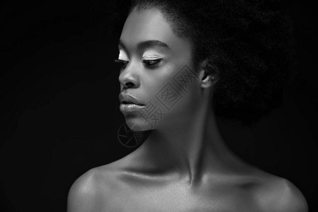 美籍黑人女在黑色和白色照片上被孤立的图片