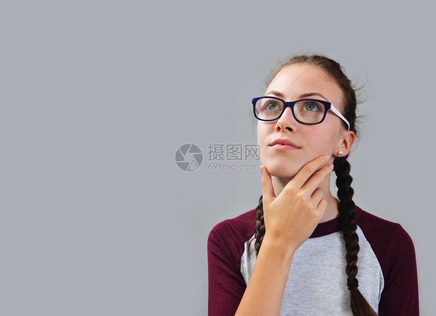 带着眼镜的年轻有思想的女孩梦图片