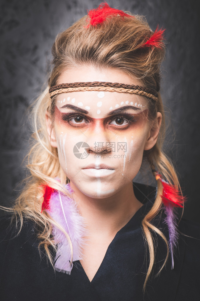 印有油漆面罩伪装的美国印第安人带专业图片