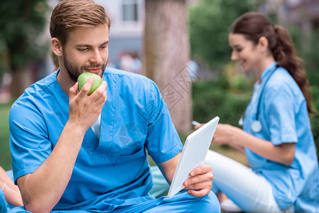 英俊的天主教医科学生吃苹果图片