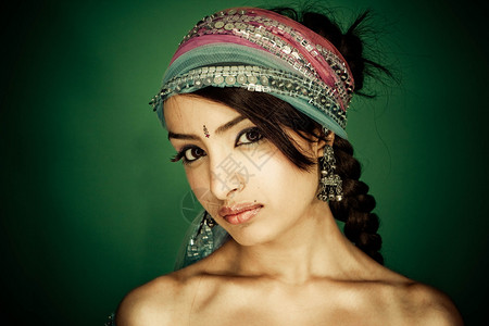 穿着传统服饰的印度女孩的美丽肖像图片