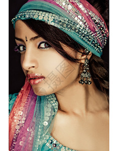 穿着传统服饰的印度女孩的美丽肖像图片