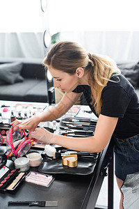 化妆艺术家在工作期间用美容师寻找化妆图片