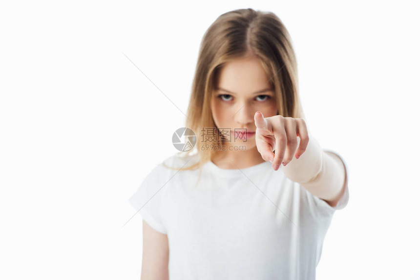 以手指着在白色上被孤立的照相机进行对准受冒犯少年图片