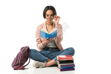 身戴眼镜阅读书籍的女非美女学生图片