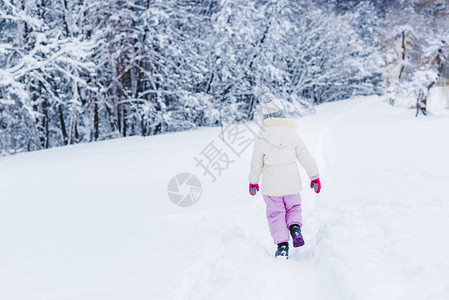 冬季公园雪地上穿着暖和衣服图片