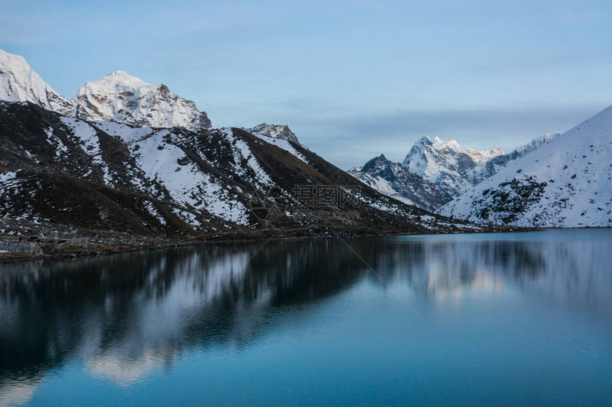 尼泊尔萨加玛塔区雪山和湖泊的美丽风景观图片