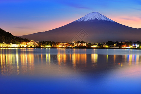 富士山与暮色在日本图片