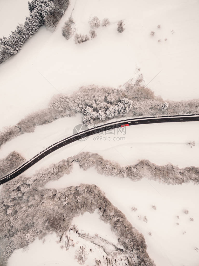 德国冬季沥青路和雪覆盖工厂的空中观图片