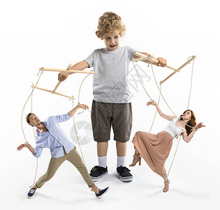 小男孩木偶傀儡控制着父母用绳子图片