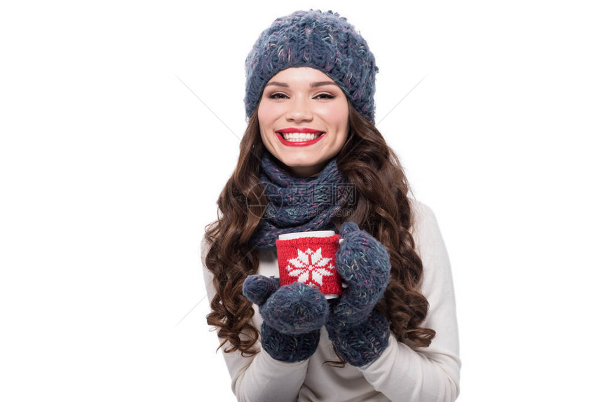 戴着围巾手套和帽子的微笑着年轻女子图片