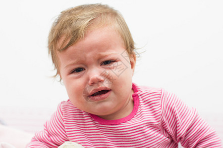 哭泣婴儿的肖像图片