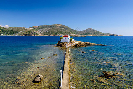 风景如画的希腊群岛圣伊西多罗斯教堂位于希腊多德卡尼斯莱罗斯岛附近的一图片