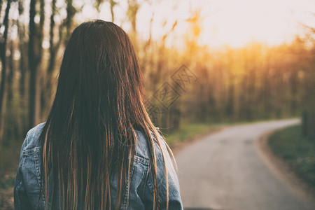 路上后视的棕发女人图片