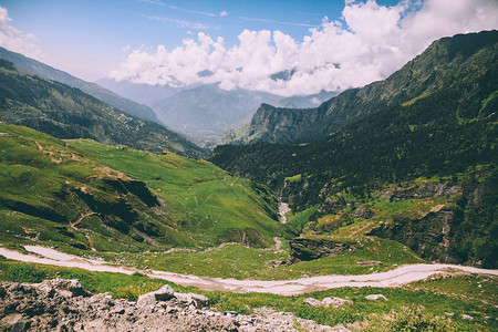 塘朗拉山口罗坦山口印度喜马拉雅山的谷和小径美丽的背景