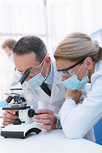 白大褂和无菌口罩的专业科学家在实验室一图片