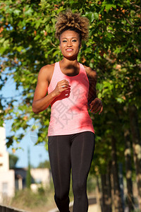 美裔年轻女子早上慢跑的一幅完图片
