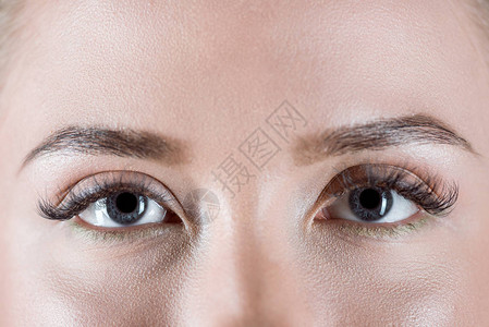 长睫毛的灰色女眼睛的特写视图图片