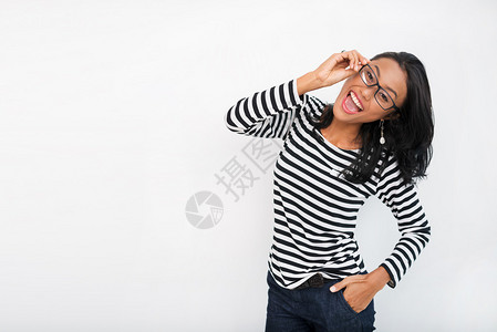 戴眼镜的快乐亚洲女肖像图片