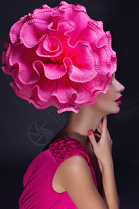 穿粉红裙子头上戴大粉红色花朵的图片