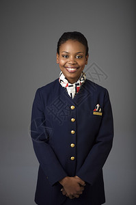 穿着制服的微笑空姐的特写肖像图片