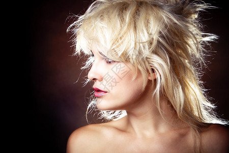 光滑的发型金发美女肖像背景图片